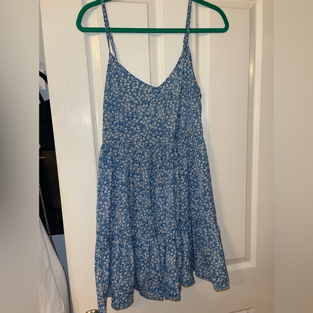 Women’s blue floral dress from Shein. Size large. Great condition!